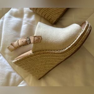 SUMMER IS COMING!!  Like New Toms Women’s Natural Oxford Wedge Heel Tan